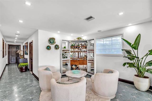 Mediterrane Villa an der Bucht, Bay Drive, Bild 10